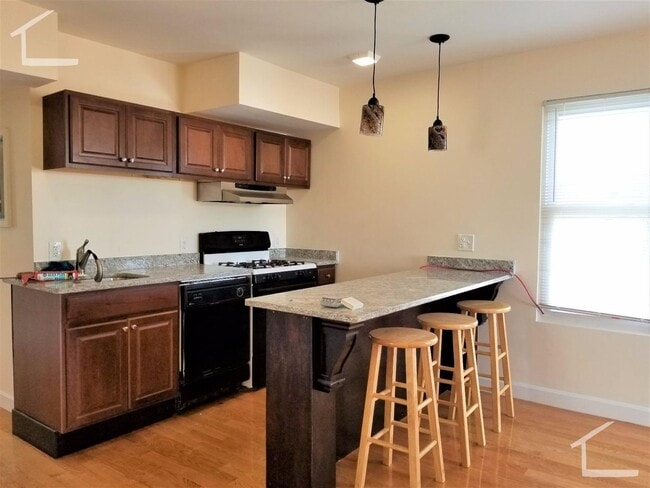 Building Photo - Great price and location for a modern unit in Allston (2 bathrooms!)