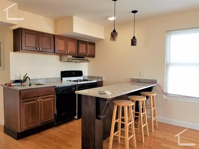 Foto del edificio - Great price and location for a modern unit in Allston (2 bathrooms!)