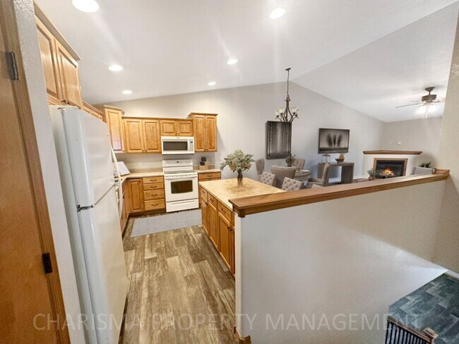 Foto del edificio - 4 BEDROOM, 2 BATH TOWN HOME, PET FRIENDLY, AMENITY FILLED, DOUBLE ATTACHED GARAGE!