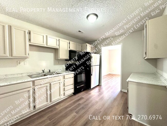 Foto del edificio - **MOVE IN SPECIAL!**Charming 3BR/2.5BA hom...