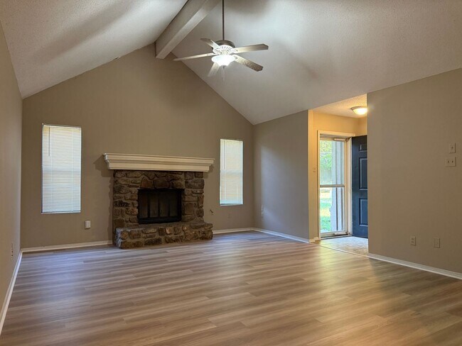 Building Photo - 127 Rolling Oaks Dr