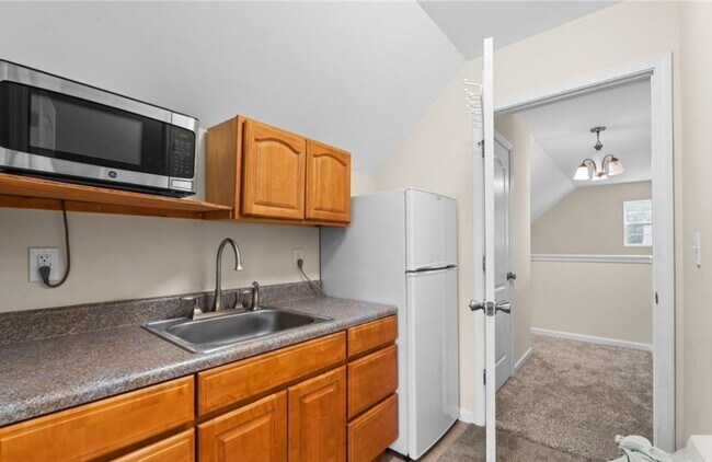 Building Photo - Spacious 4 Bed, 3 Bath Home on a Corner Lo...