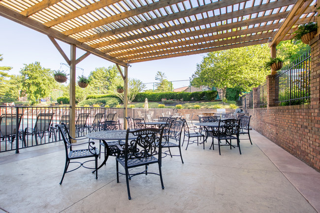 Patio con comedor al aire libre en Olde Montgomery Apartments - Olde Montgomery