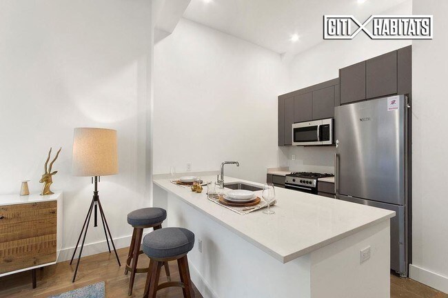 Foto del edificio - 321 W 37th St