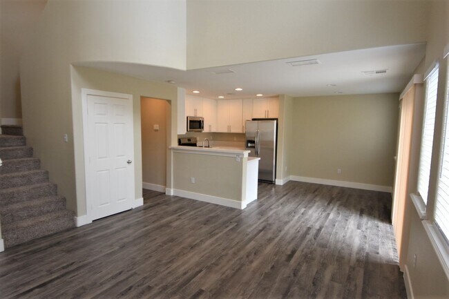 Building Photo - 10460 Mihela Ave