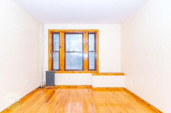 Foto del edificio - 81 Crooke Ave