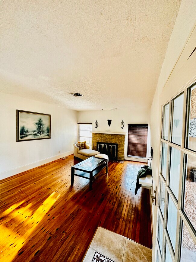 Foto del edificio - 104 E Pinecrest Ave
