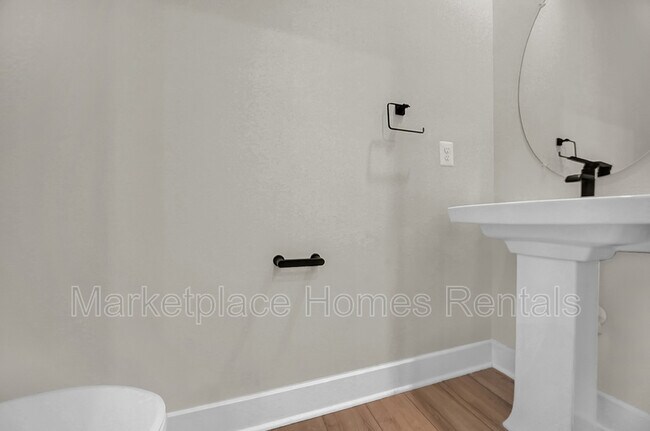 Building Photo - 4340 Roland Heights Ave