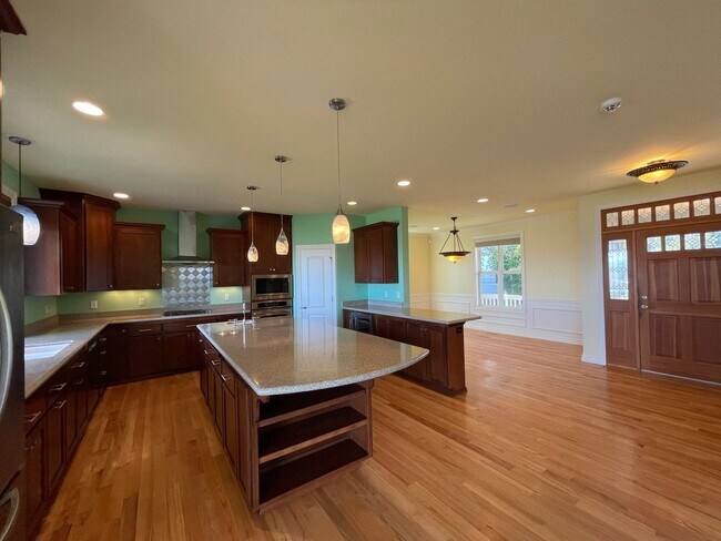 Foto del edificio - Spacious 5-Bedroom Home with Cascade & Val...