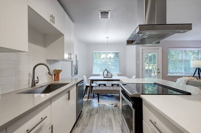 Building Photo - 3208 Northeast Dr