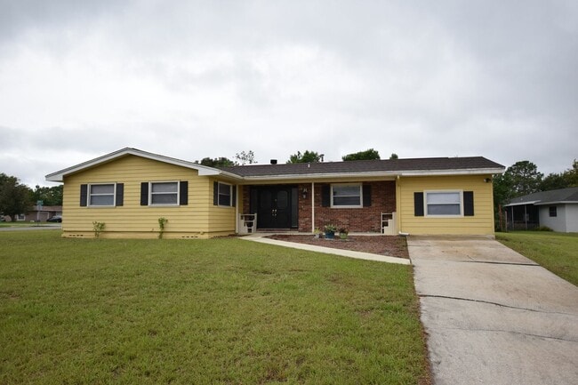 Building Photo - 4 Bedroom 2 bath with Fireplace on a corne...