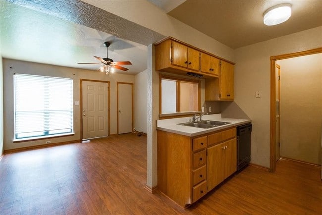 Building Photo - 1000 Rambling Oaks Dr