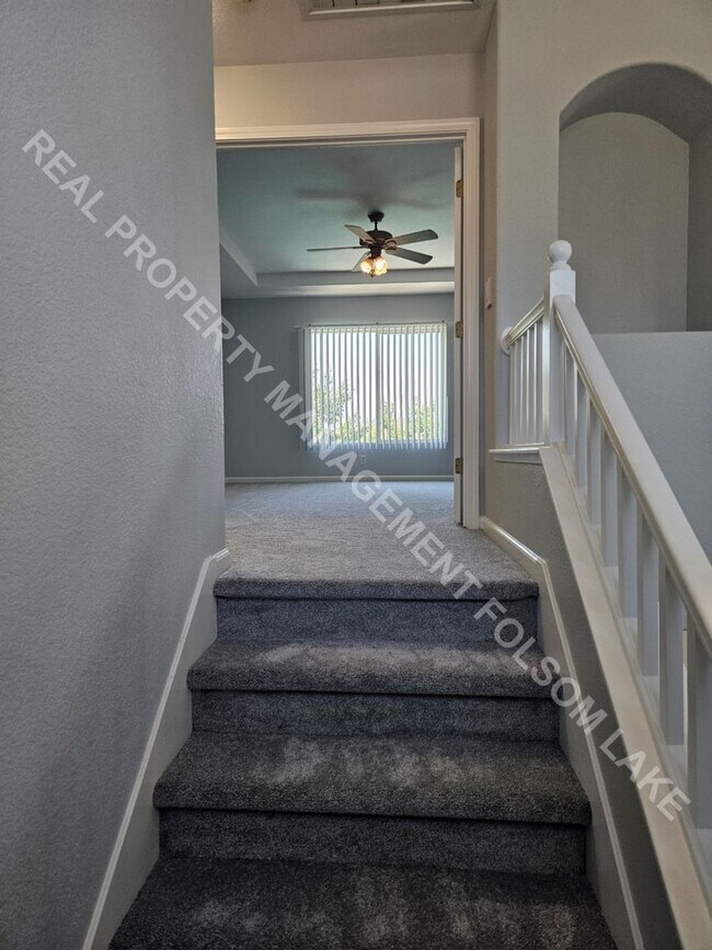Building Photo - Well Maintained 4 Bedroom 2.5 Bathroom Spl...