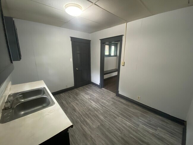 Building Photo - 305 Chandler St