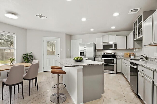 Foto del edificio - 4901 Woodstock Dr