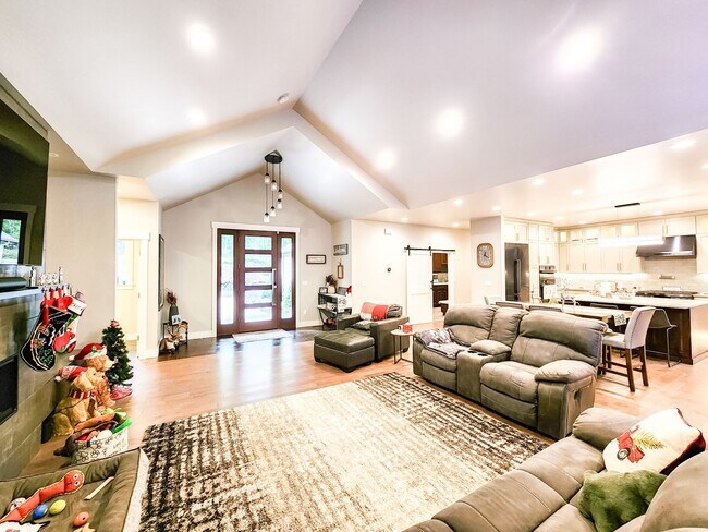 Building Photo - Luxurious Custom Built 4BD Rambler