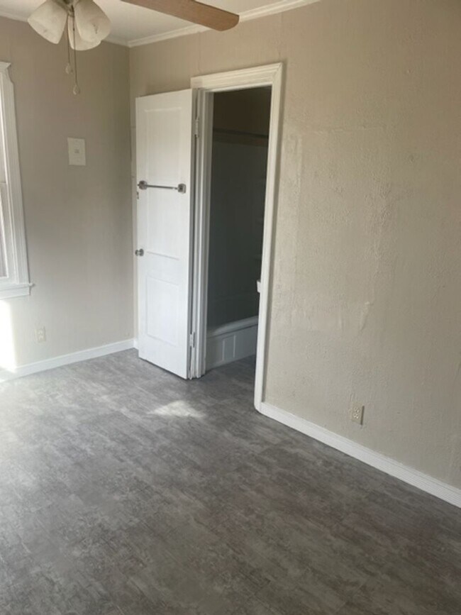 Building Photo - Cute One Bedroom