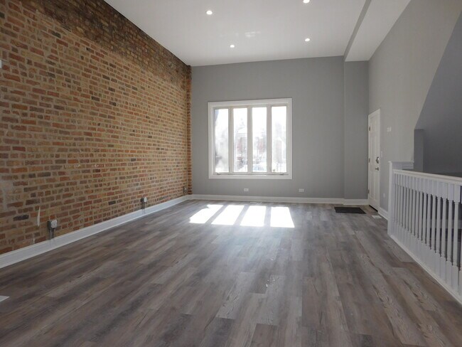 Building Photo - 2432 W Cortez St