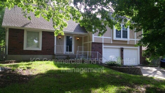 Building Photo - 301 NE Oak Tree Ct