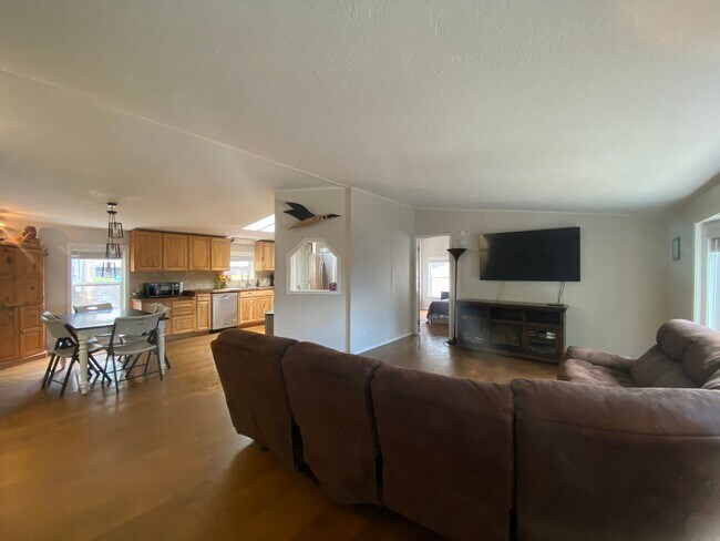 Foto del edificio - Deer Lake-3 bedroom, 2 bath house for rent with Private Beach Access