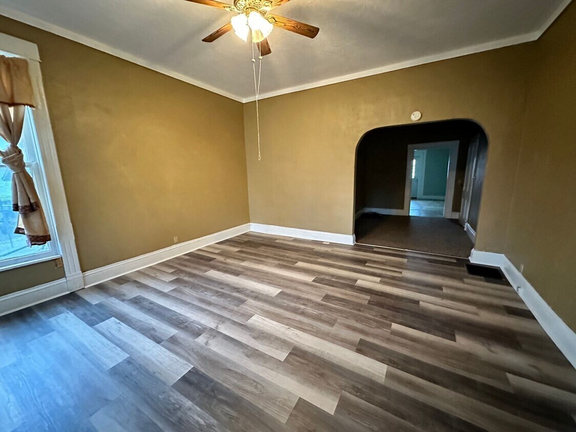 Primary Photo - 315 W 3rd St