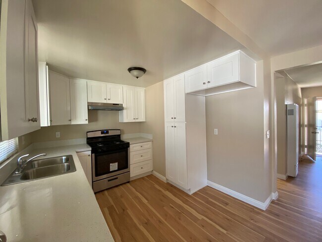 Kitchen - 2047 Evergreen St