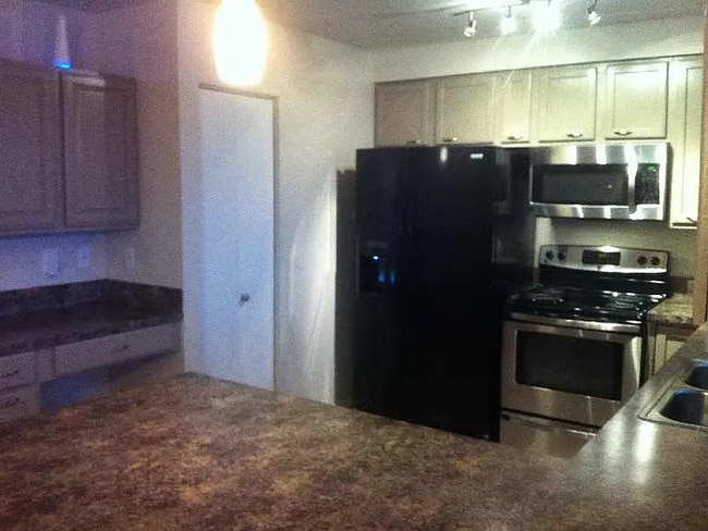 Building Photo - Spacious 3-bedroom duplex