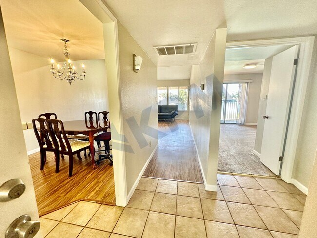 Building Photo - Gated Upstairs Lakeview 2-Bedroom 1-1/4 Ba...