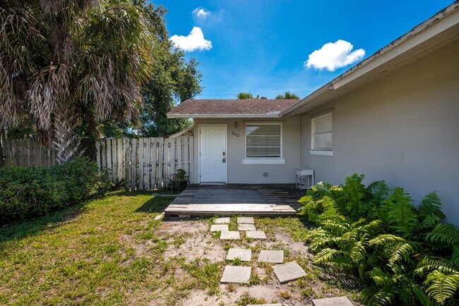 Foto del edificio - 8642 Sunset Dr