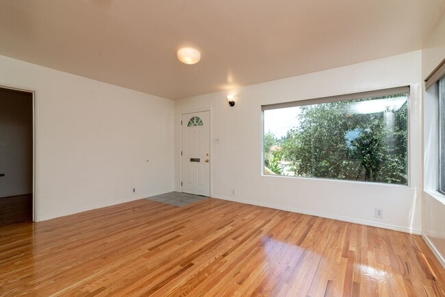 Building Photo - Lucretia Apartments