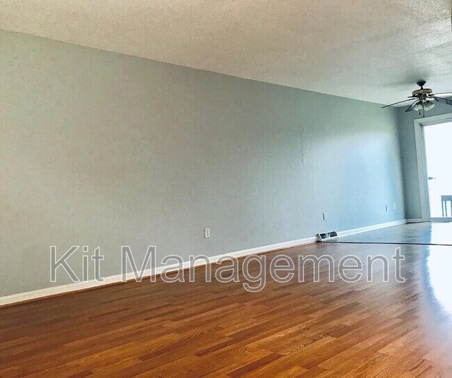 Building Photo - 6047 Lewis Ave