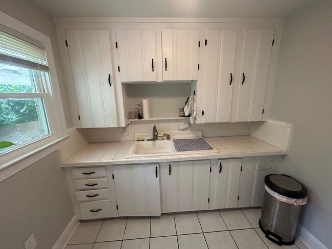 Building Photo - 1810 Atascadero Dr