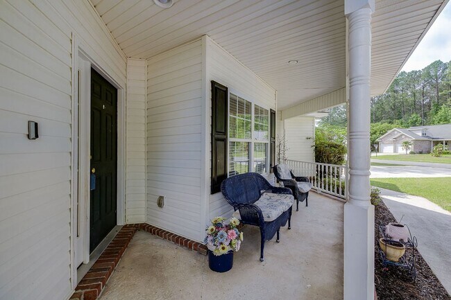 Building Photo - 4 Bedroom 3 Bath home located in the heart...