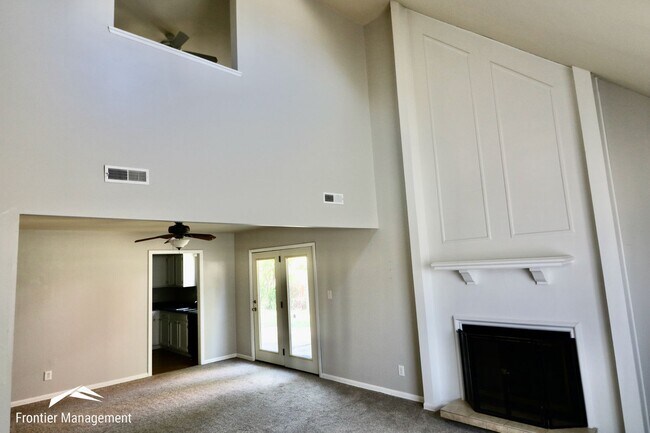Building Photo - 3211 Valleywood Dr