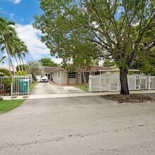 Building Photo - 230 SW 30th Ave