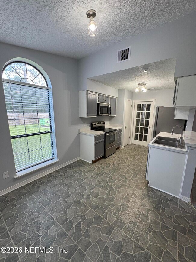 Foto del edificio - 12948 Gillespie Ave
