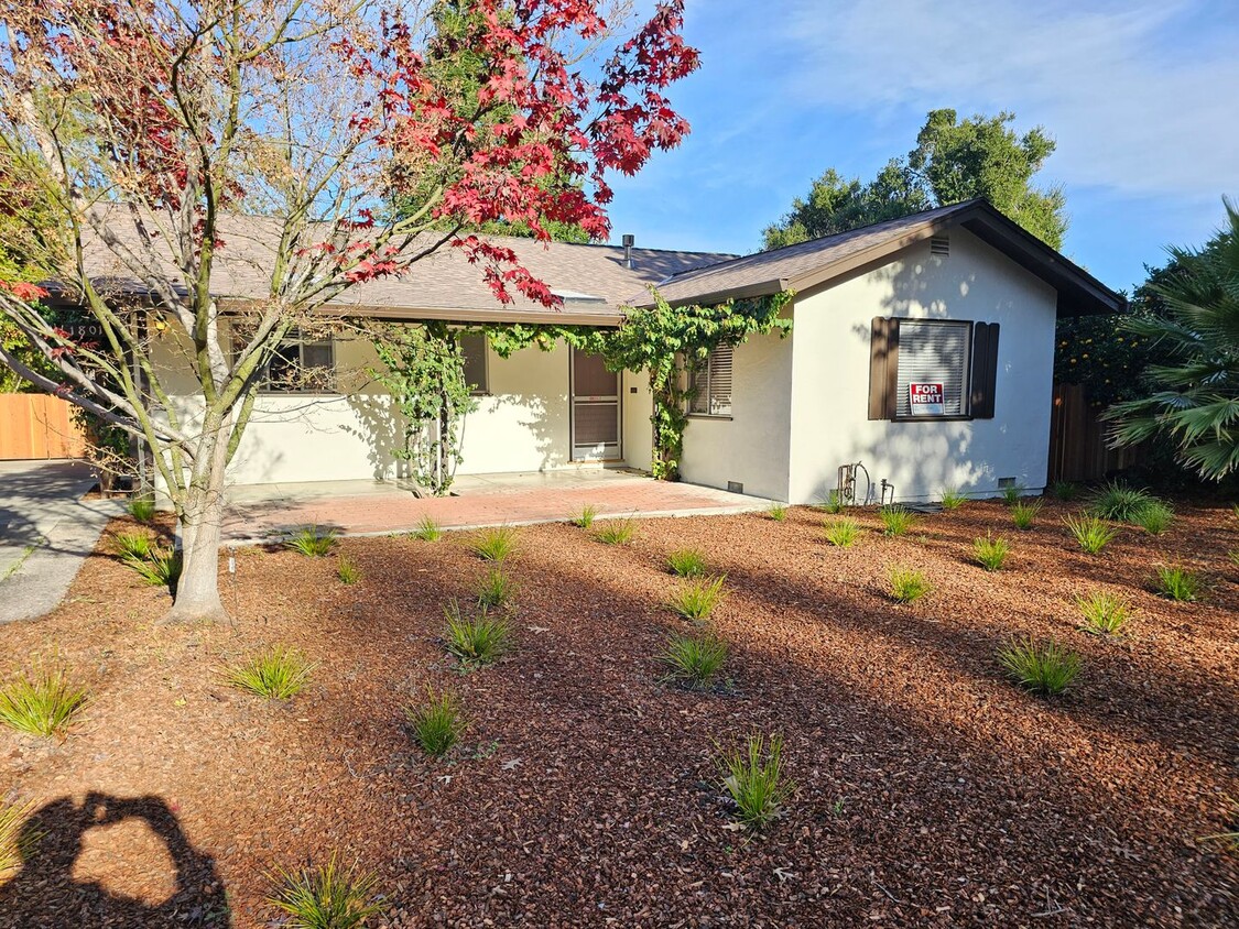 Foto principal - Charming 3 Bed 1.5 bath home in beautiful ...