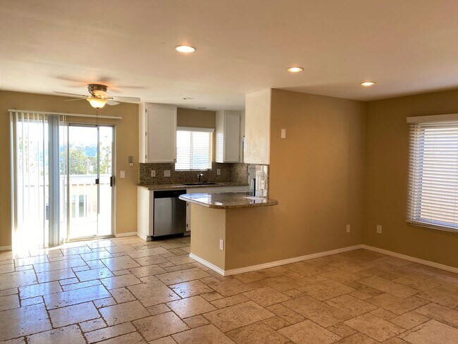 Foto del edificio - Gorgeous views from this Linda Vista Condo!