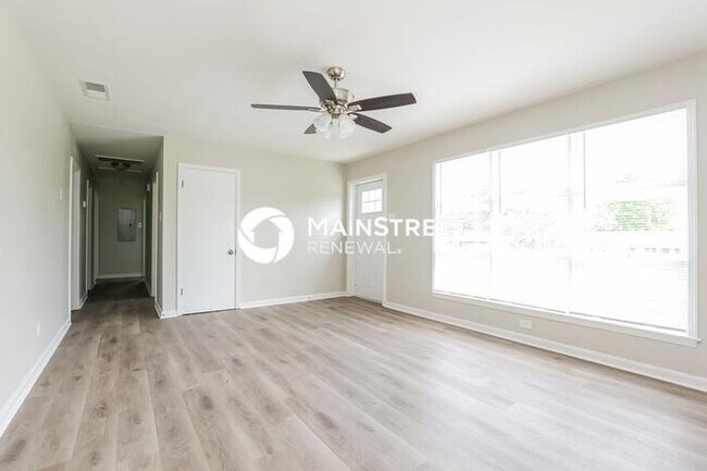 Building Photo - 3 Bedroom Pet-Friendly Home in COLUMBIA, TN with Main Street Renewal