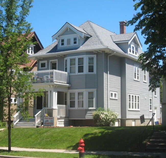 Foto del edificio - 3246-3246 N Oakland Ave
