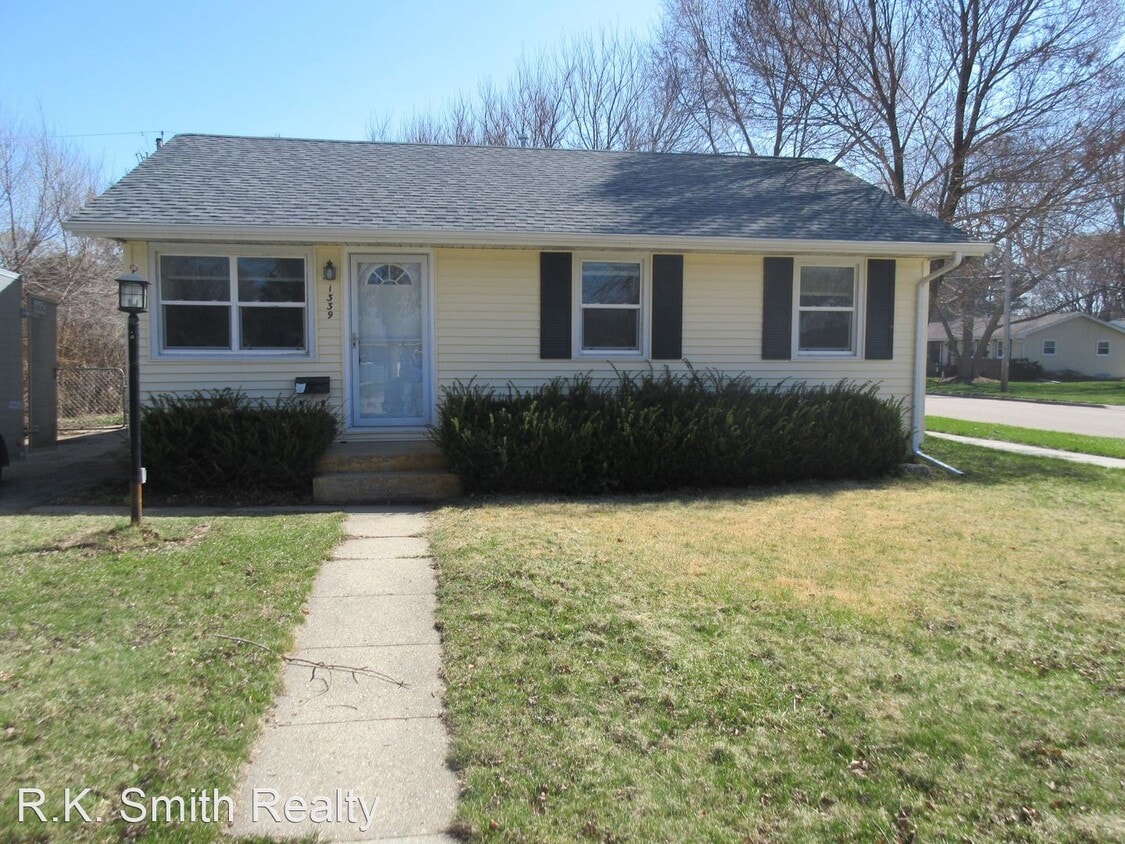 3 br, 1 bath House 1339 S. Grant Ave. House Rental in Janesville, WI