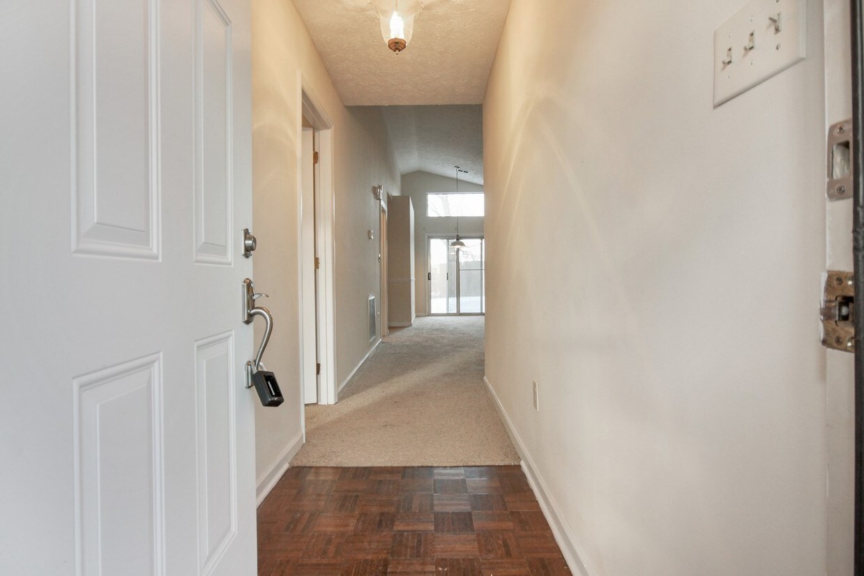 Primary Photo - 105 Cobblestone Ct