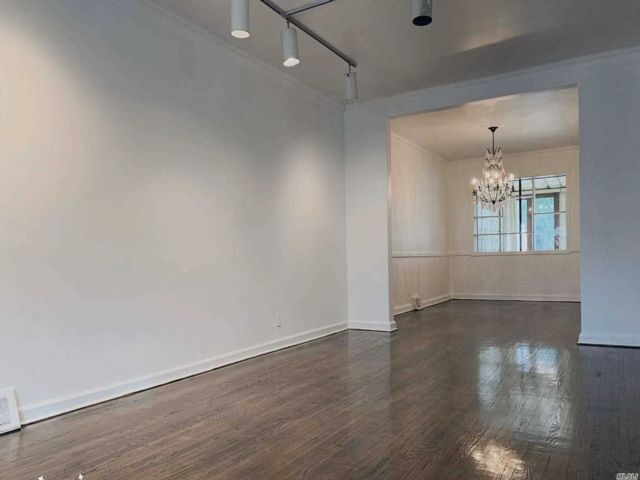 Foto principal - 69-25 Springfield Blvd