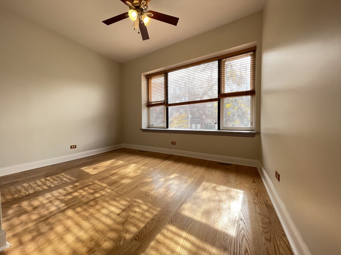 LIVING ROOM - 1414 W Wilson Ave