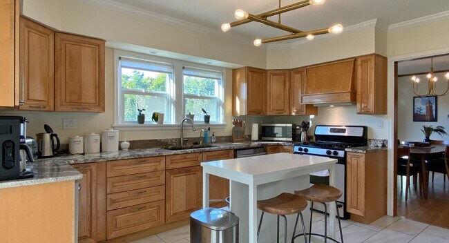 Building Photo - Nostalgic 1940s-era Home