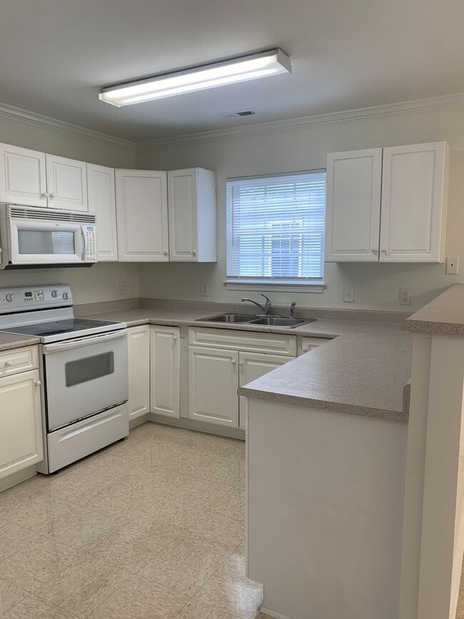 Building Photo - 3 Bedroom 2 Bath House on Avondale Availab...