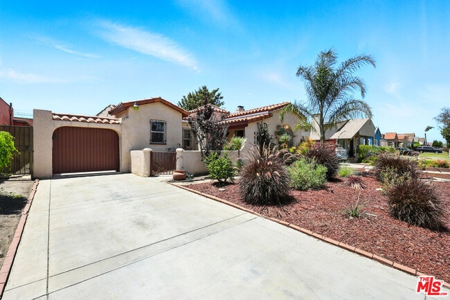 Building Photo - 8853 S Halldale Ave