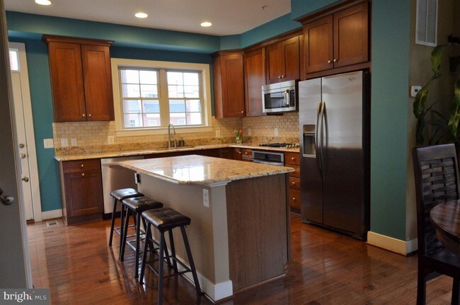 Building Photo - 509 Regent Pl NE