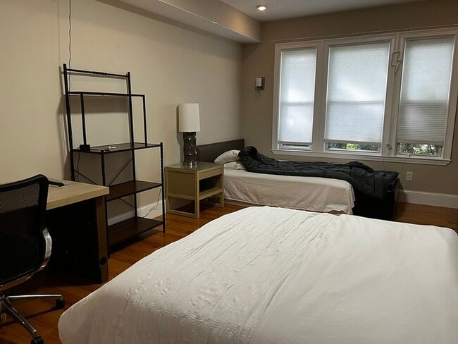 Building Photo - Full Luxury Renovation! 9 Bathrooms!!!!!  ...