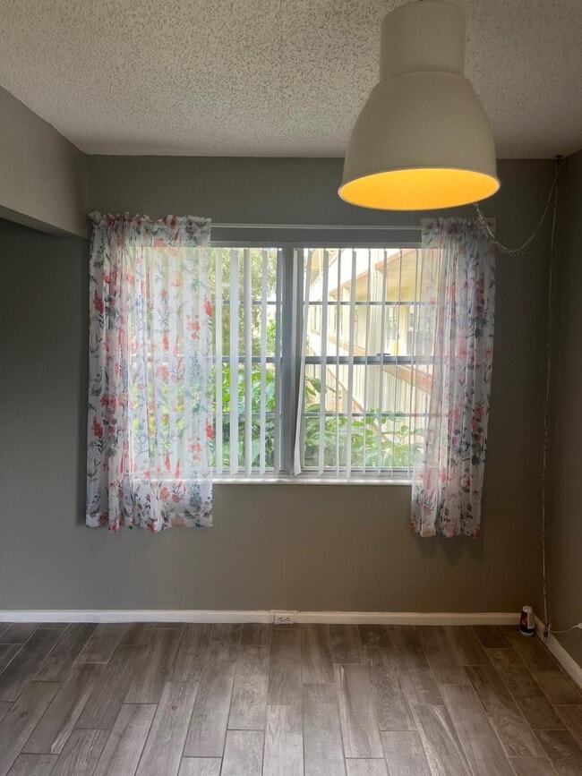 Building Photo - 144 Mansfield D